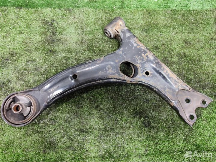 Рычаг передний левый нижний Toyota Corolla Verso