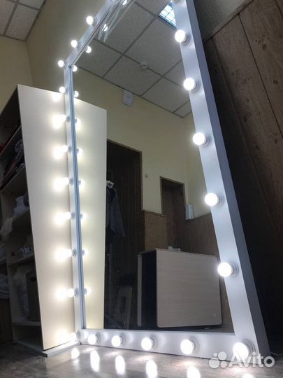 Гримерное зеркало с лампочками