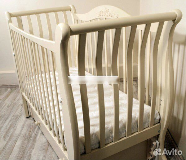Детская кроватка с маятником
