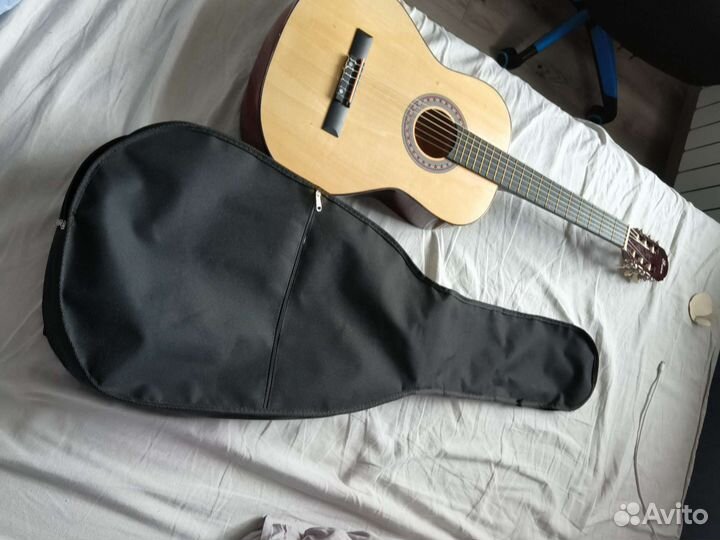 Классическая гитара с чехлом в подарок