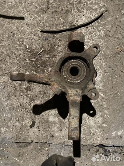 Поворотный кулак Hyundai Elantra J1