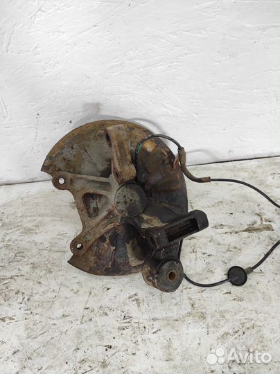 Кулак задний правый Hyundai Elantra 3 Xd