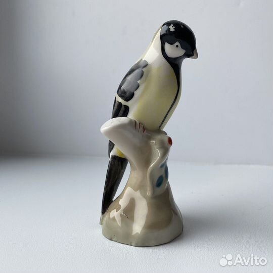 Статуэтка птичка на пеньке