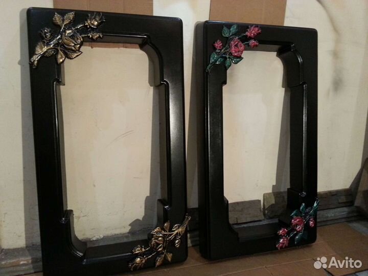 Цветник на кладбище, гробница, надгробие из бетона