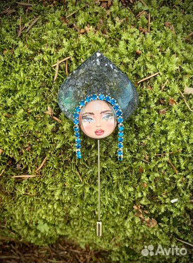 Брошь Девушка в кокошнике