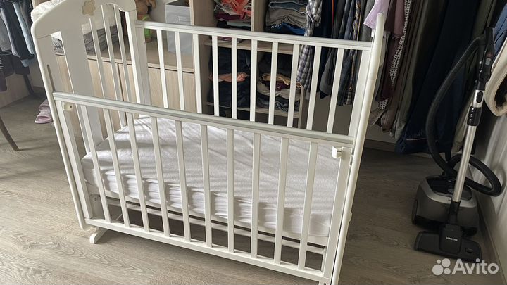 Детская кроватка с маятником