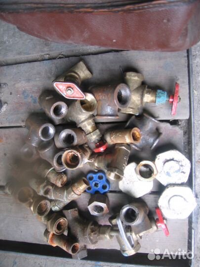 Петли для гаража разные, к отоплению пробки,краны