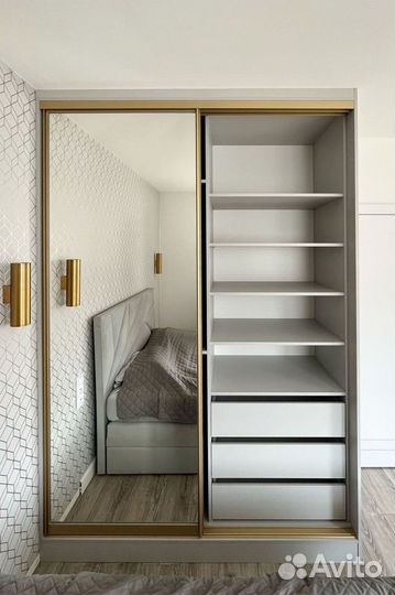 Шкаф-гардероб с золотыми рамами