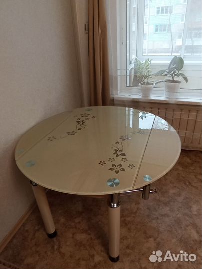 Стол раздвижной с полкой