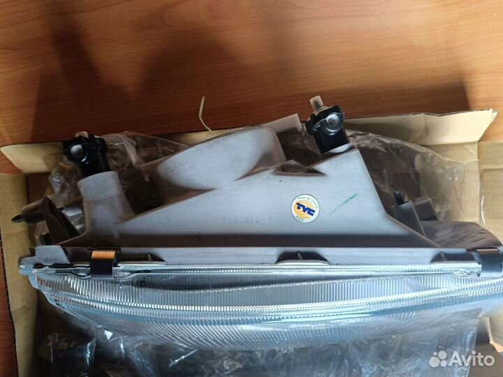 Фара Mitsubishi Carisma правая