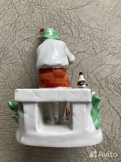 Фарфоровая статуэтка юноша (путти)с флейтой