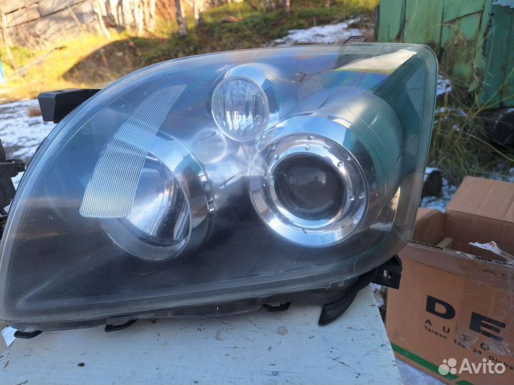 Фары на toyota avensis