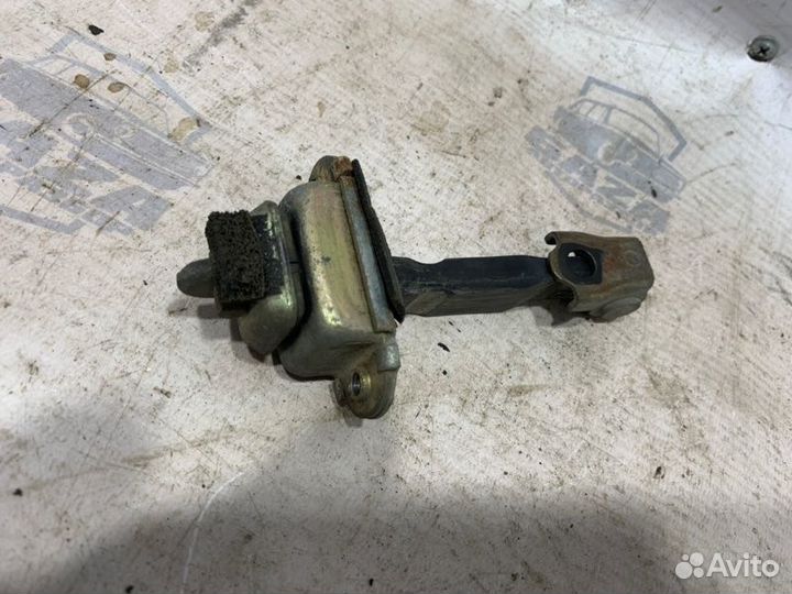 Ограничитель двери передний правый Nissan Primera