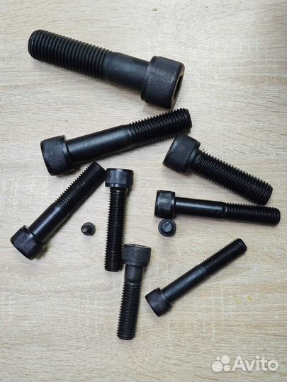 Болт высокопрочный, 12.9 класс прочности,черный