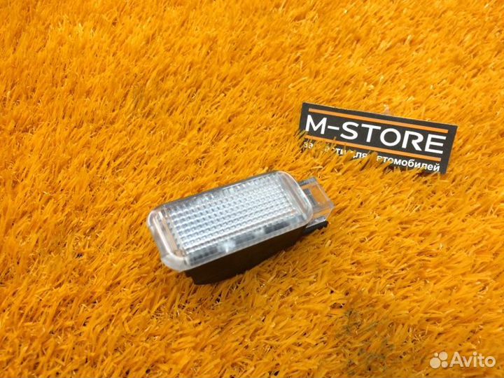 Плафон освещения задний правый Audi Q5 8R cdnc