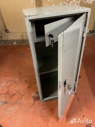 Металлический шкаф-сейф