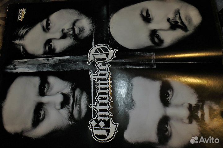 Журналы Kerrang и постеры рок групп