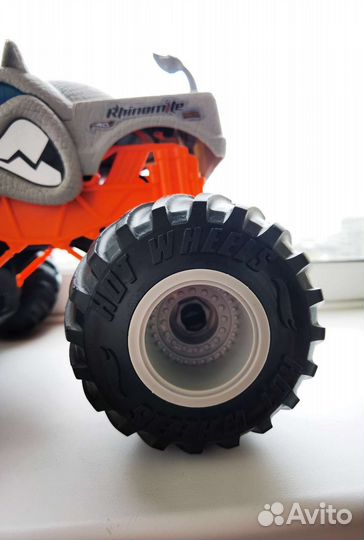 Машина Hot Wheels Monster Trucks Rhinomite