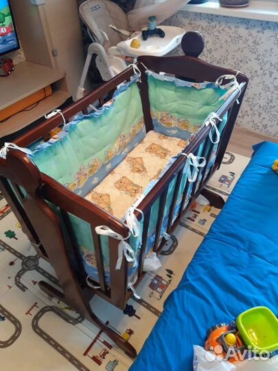 Детская кроватка с маятником