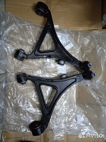 Рычаги передние нижние AWD Chrysler 300C