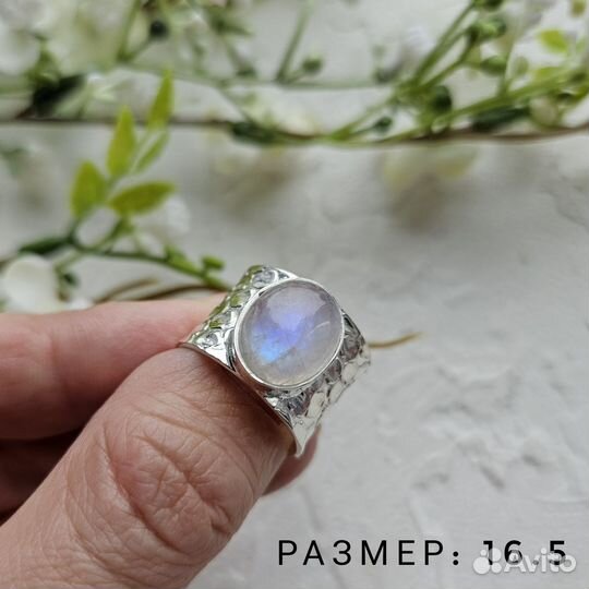 Серебряное кольцо с лунным камнем