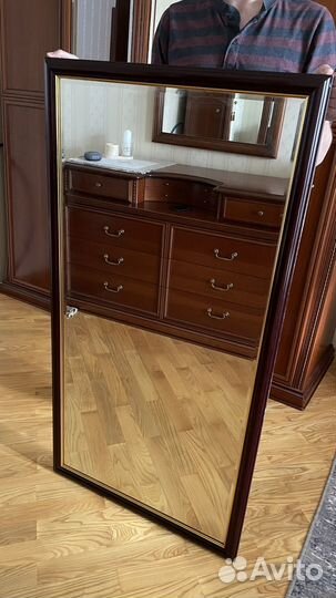 Настенное зеркало в раме из натурального дерева