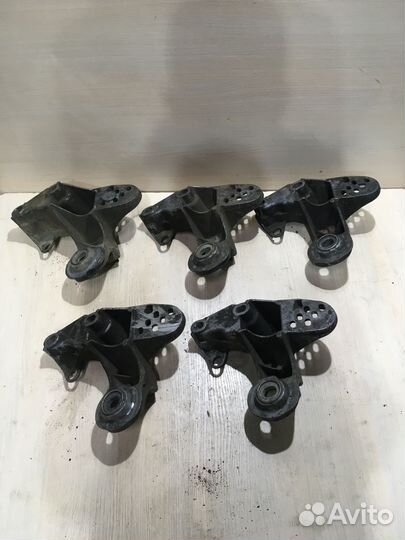 Кронштейн опоры двигателя Пассат Б5 4B0199351