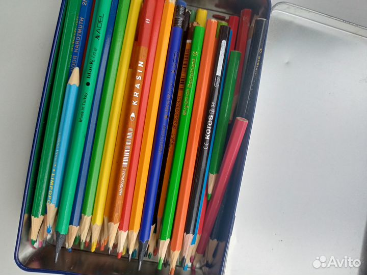 Краски акварель, масляные, цветные карандаши