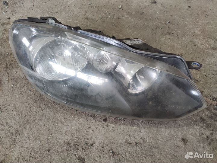 Фара правая Volkswagen Golf 6 с дефектами
