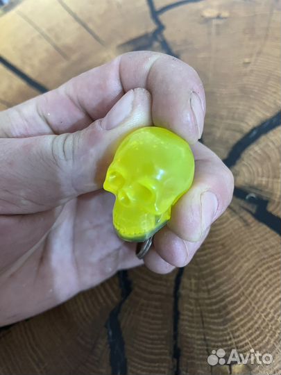 Брелок череп из эпоксидной смолы