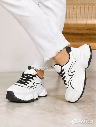 Кроссовки женские