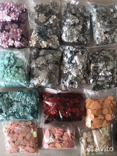 Люневильская вышивка, пайетки