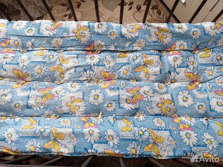 Детская кроватка с двумя матрасами