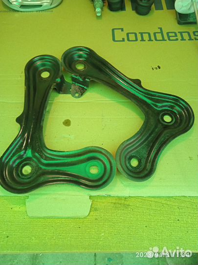 Кронштейны подрамник Тойота 150