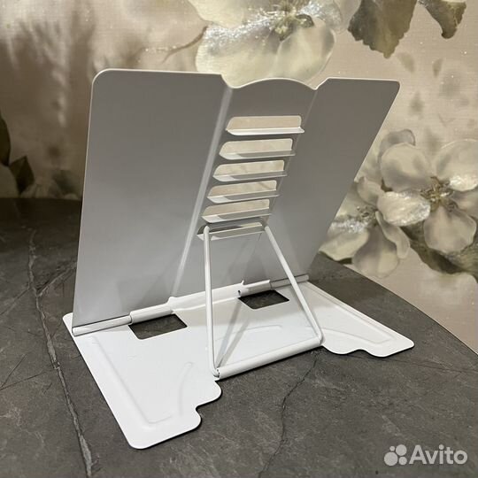 Металлическая подставка для книг