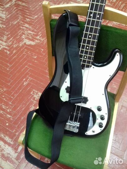 Фирменнная бас гитара
