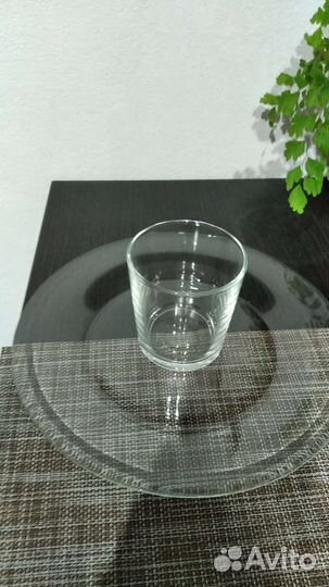 Стаканы и тарелки прозрачные