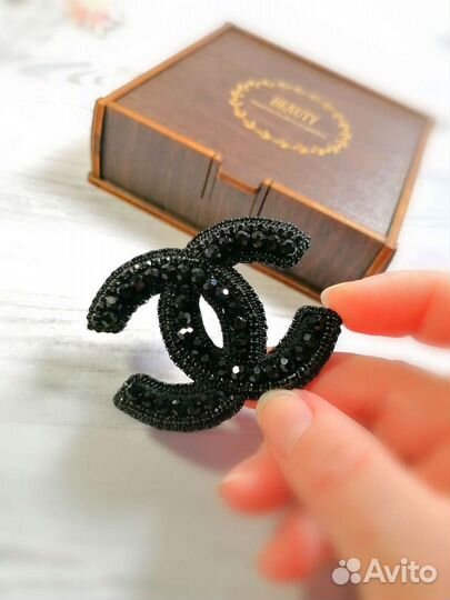 Брошь черная в стиле Шанель ручной работы