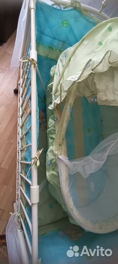 Детская кроватка с маятником