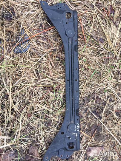 Верхняя планка радиаторов на мерседес W211