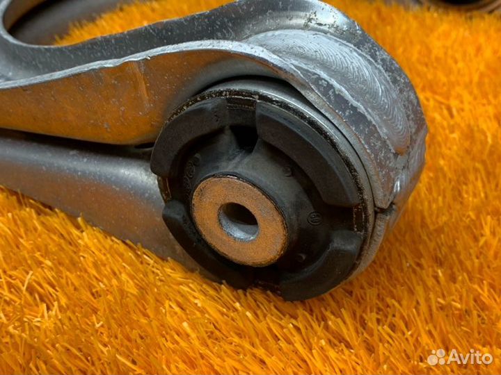 Рычаг подвески верхний передний левый