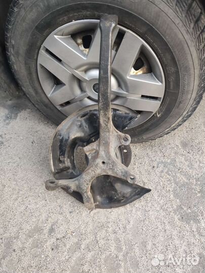 Поваротный кулак левый CLK w 208 С202