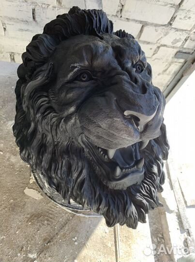 Скульптура льва настенная