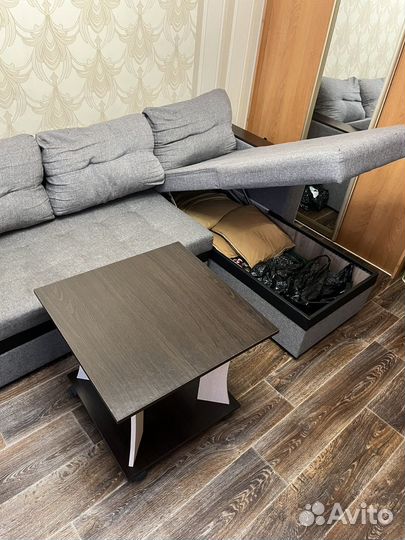 Диван и стол