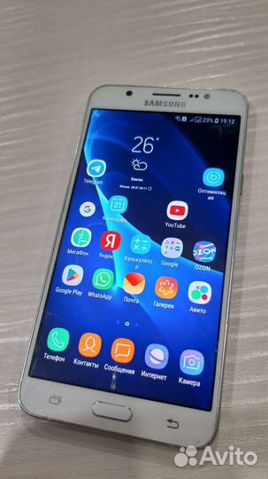 Телефон Samsung Galaxy J 7 2016