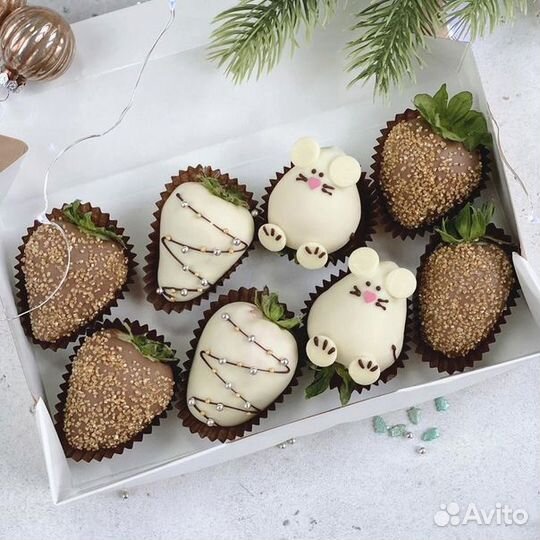 Клубника и финики в шоколаде букеты в коробочке