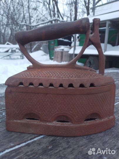 Старинный угольный утюг