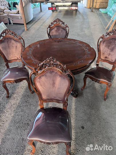 Стол и стулья