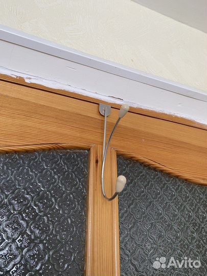 Вешалка надверная