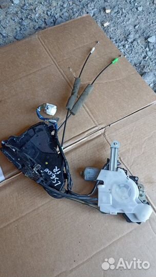 Замок двери передний правый Lexus Ls600H UVF45